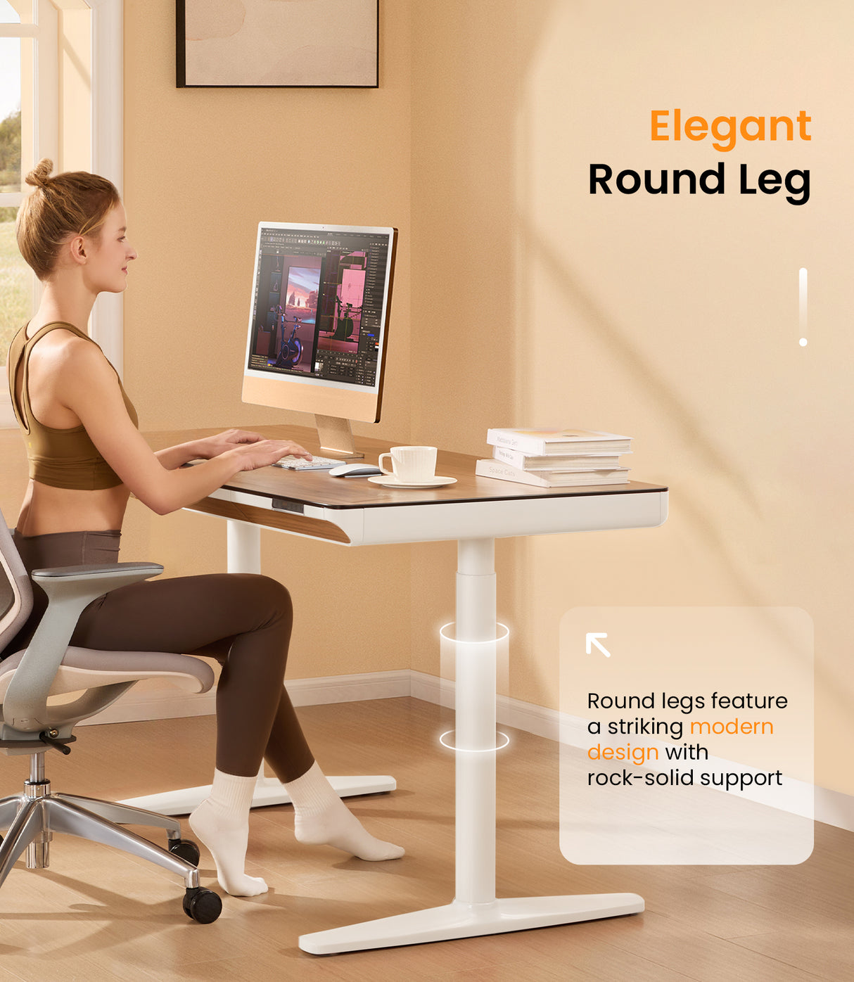 Une jeune femme travaille sur le bureau debout de Maidesite Yoga