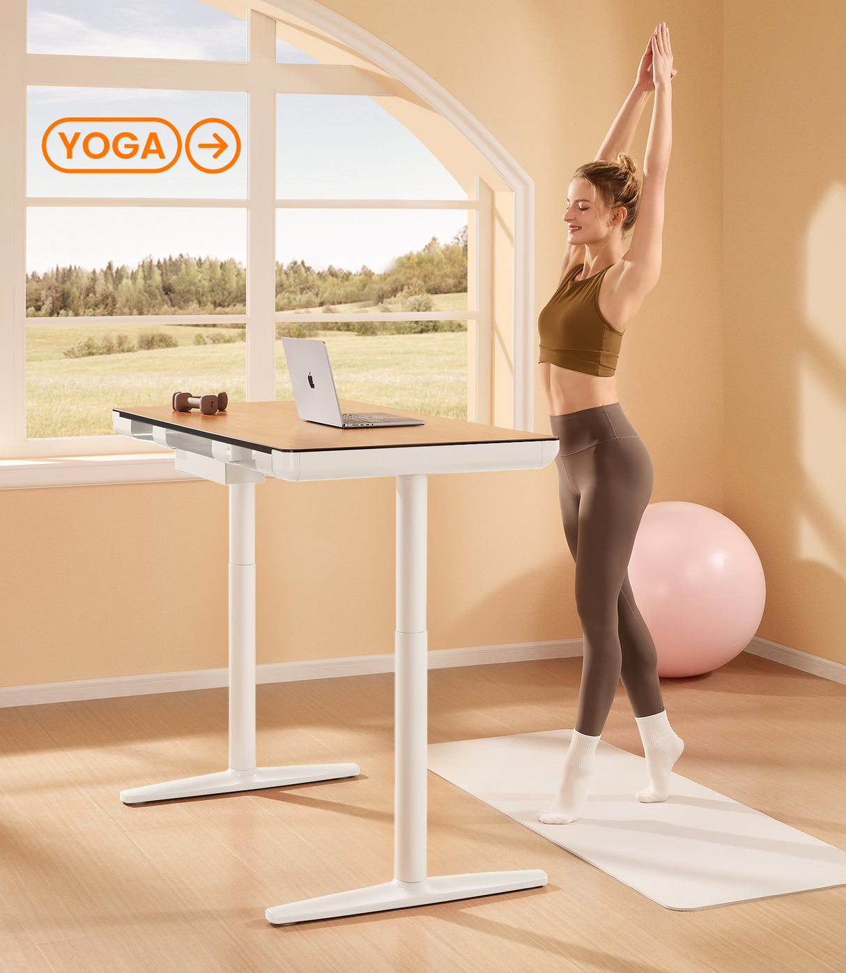 Une jeune femme fait du yoga à côté du bureau de Maidesite Yoga