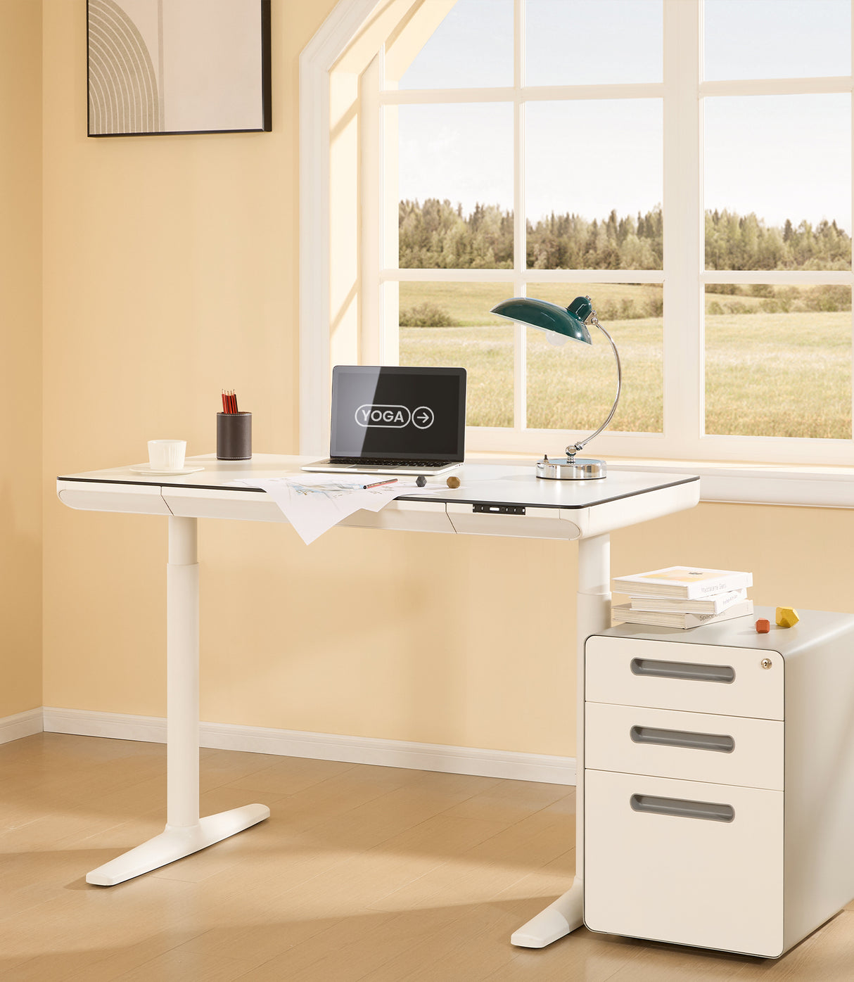 Bureau assis-debout Maidesite Yoga, structure blanche, plateau blanc près de la fenêtre du bureau